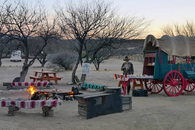 Tombstone Monument Ranch - Outdoor dining