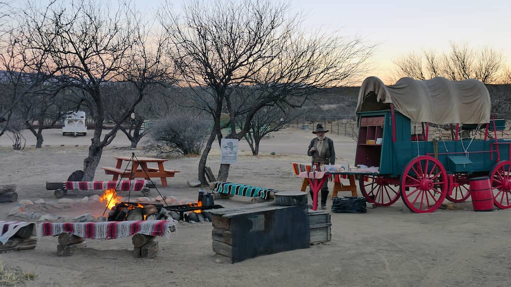 Tombstone Monument Ranch - Outdoor dining